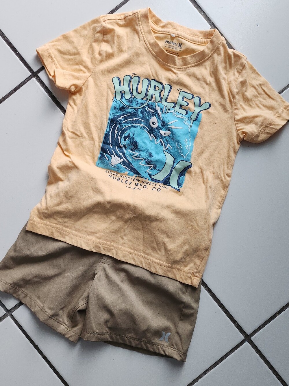 Hurley Peach Graphic Tee with Blue Wave Print